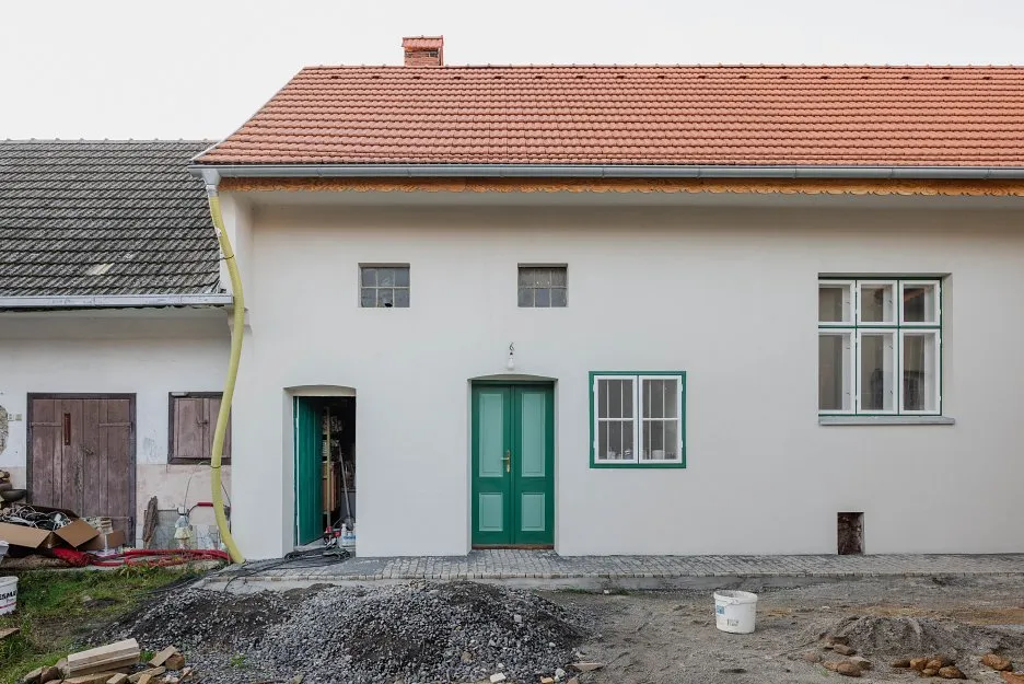 Pohľad z ulice na zrekonštruovaný dom